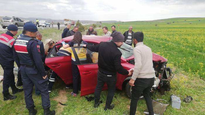 Kontrolden Çıkan Otomobil Araziye Uçtu: 3 Yaralı
