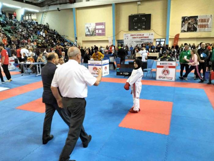 Karate Şampiyonası’nda Skandal Hakem Kararı