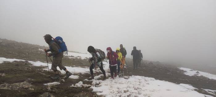 Van Gölü’ne Dikkat Çekmek İçin Ağrı Dağı’na Tırmandılar