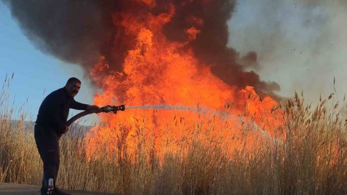 Erçek Sazlığı 3 Saatlik Çalışma Sonrası Söndürüldü
