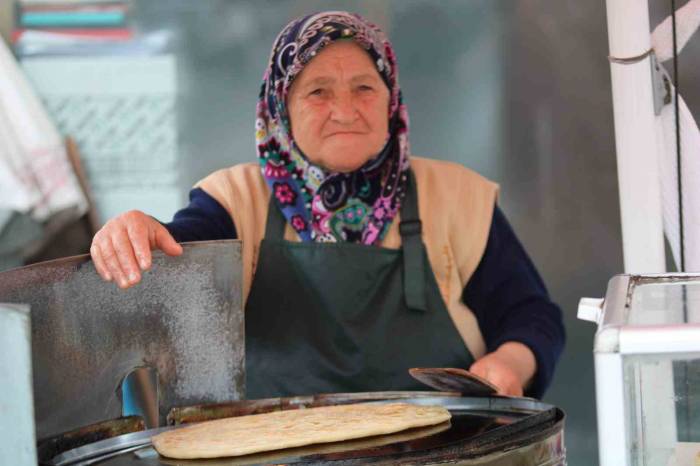 40 Yıl Önce Geçtiği Tezgahın Başında Şimdi Siparişlere Yetişemiyor