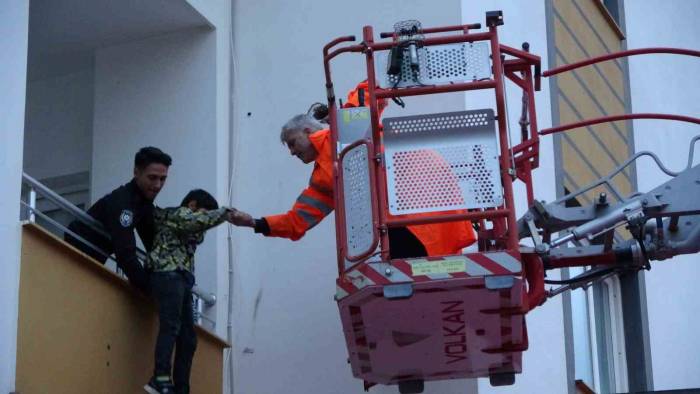 Adana’da Şiddetli Yağış Hayatı Felç Etti, Araçlar Mahsur Kaldı, Kısa Süreli Panik Yaşandı