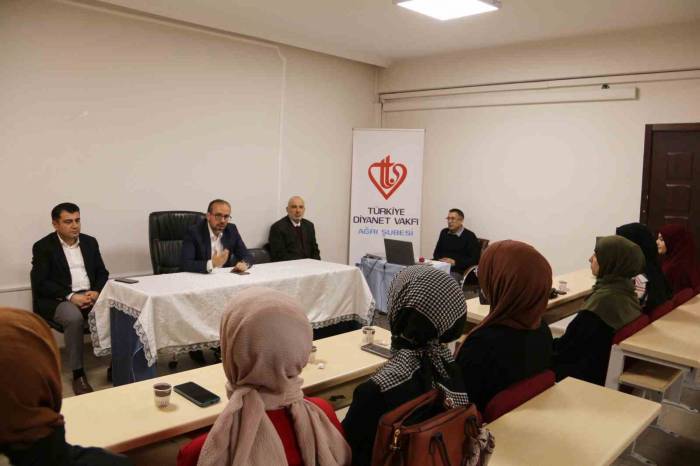 Ağrılı Gönüllü Gençler Umreyle Ödüllendirildi