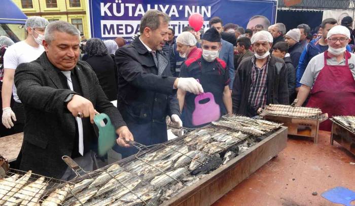 Kütahya’da Binlerce Vatandaşa Balık-ekmek İkramı