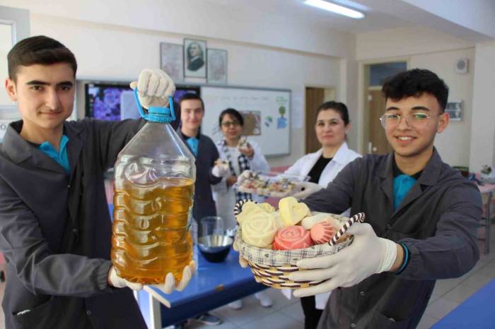 Okulun Mutfağında Biriken Atık Yağları Kullanıp Sabun Ürettiler