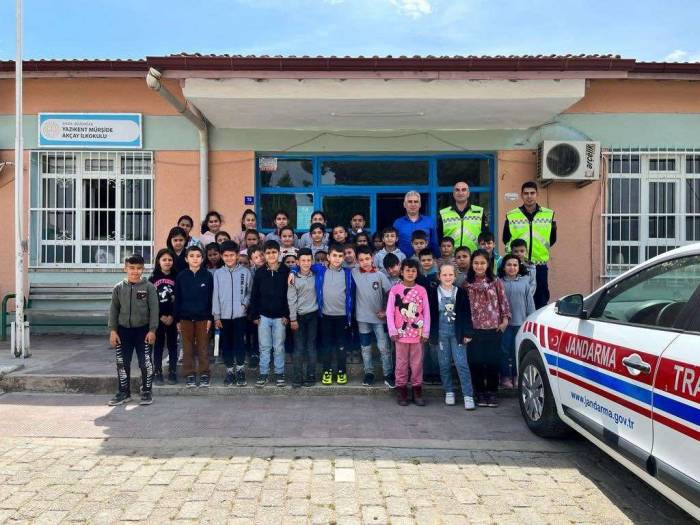 Jandarma Ekipleri Minikleri Bilgilendirmeye Devam Ediyor
