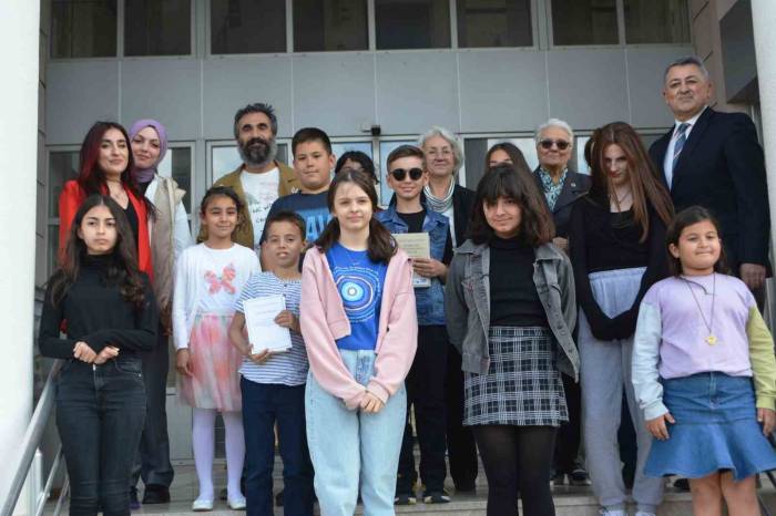 Ayvalık’ta Nejat Hürbaş Hikâye Yarışmasında Dereceye Girenler Ödüllerine Kavuştu