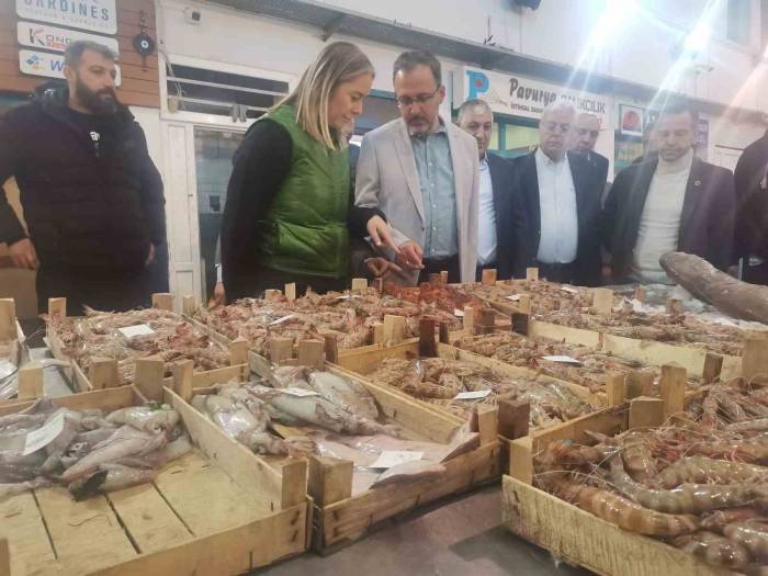 Bakan Kasapoğlu Balıkçı Esnafıyla Bir Araya Geldi