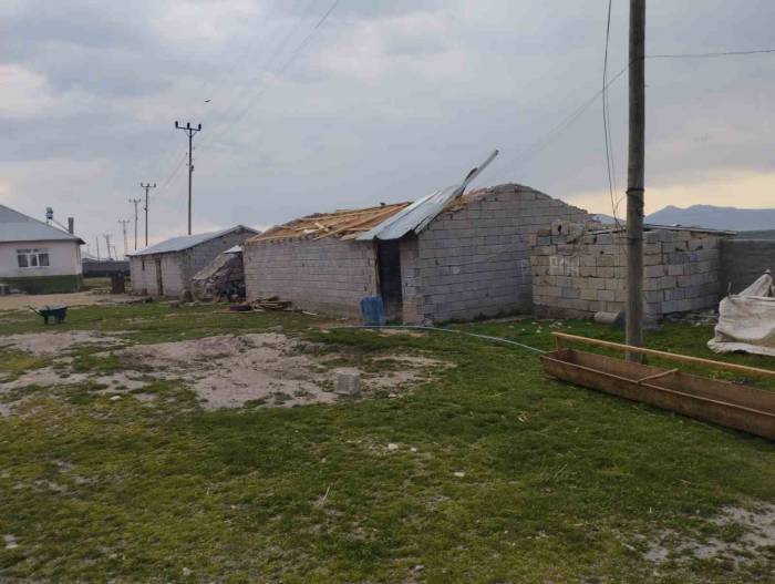 Şiddetli Rüzgar Çatıları Uçurdu