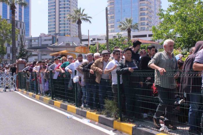 İzmir’de Tcg Anadolu Kuyruğu
