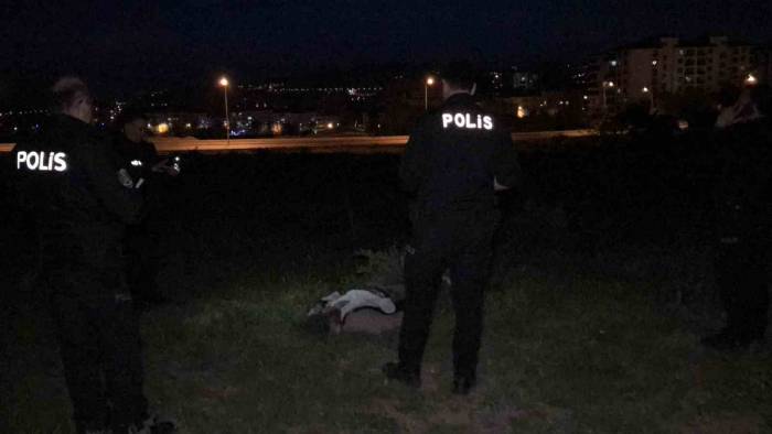 Elazığ’da Tarlada Erkek Cesedi Bulundu