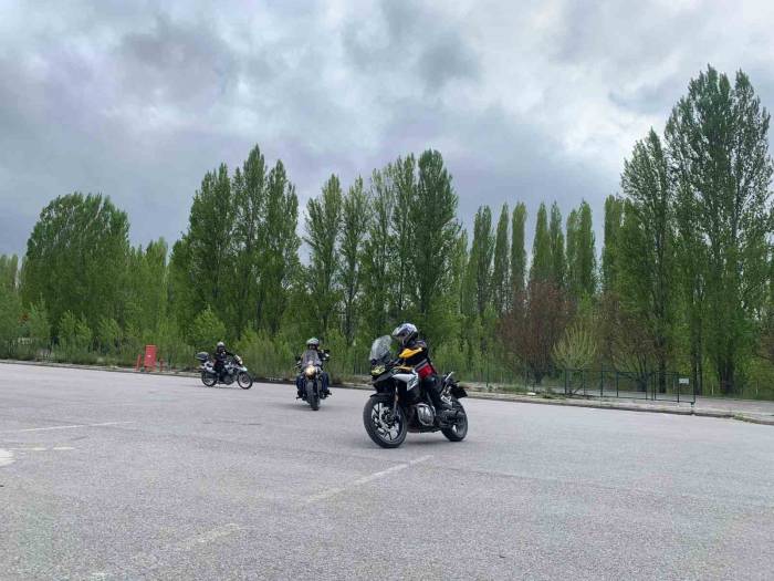Motosiklet Derneği Kapalı Alanlarda Hâkimiyet Dersi Yaptı