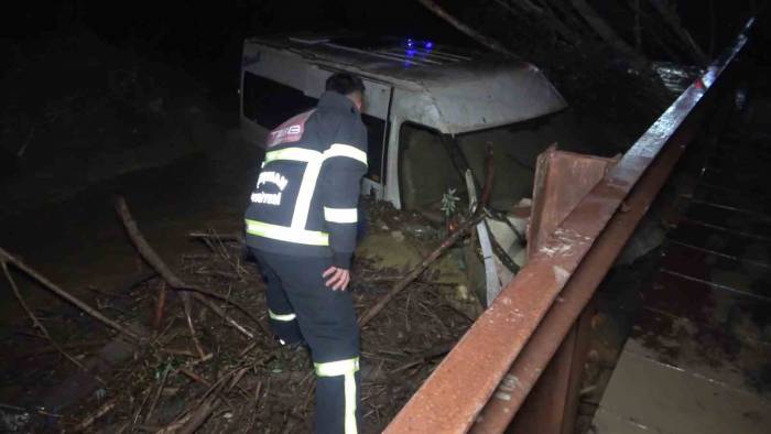 Sel Suları Minibüsü Dereye Yuvarladı: Suya Kapılan 6 İşçi Ölümden Döndü