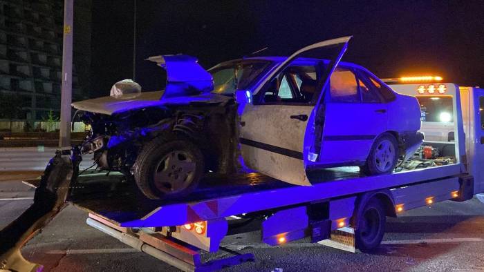 Otomobil Yol Kenarındaki Bariyerlere Çarptı: 1 Yaralı