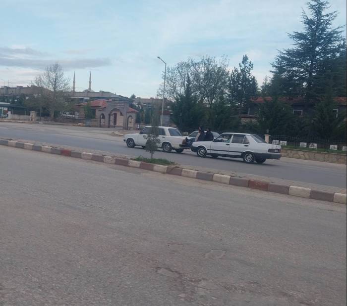 Kaputa Oturup Öndeki Otomobili İttiler