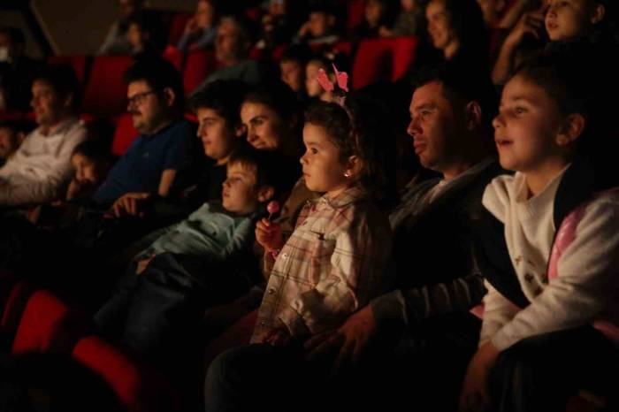 Merkezefendi Kent Tiyatrosu Miniklere Keyifli Anlar Yaşattı