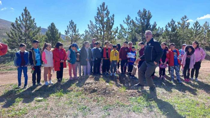 Minikler Depremde Ölenler Anısına Fidan Dikti