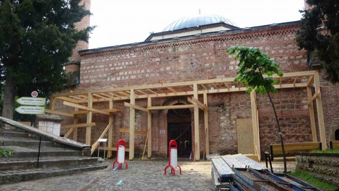 Tarihi Orhan Gazi Camii İbadete Kısa Süreliğine Kapatıldı