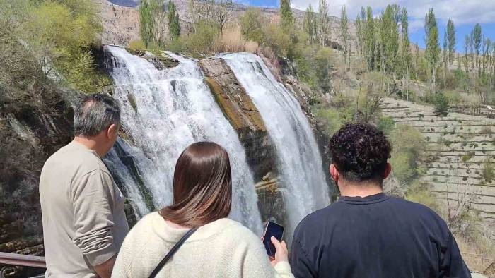 Tortum Şelalesinde Turizm Sezonu Açıldı