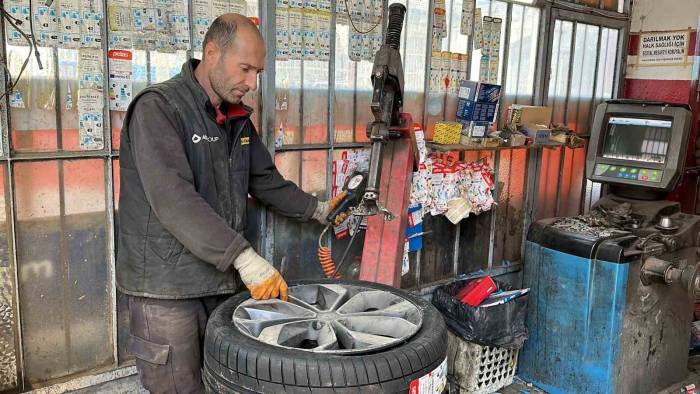 Oto Lastikçilerde Değişim Yoğunluğu