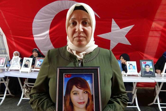 Hdp Önünde Evlat Nöbeti Tutan Anne: “evlatlarımızın Üzerinden Pis Elinizi Çekin”