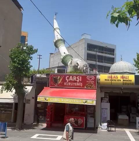 Batman’da 50 Yıllık Caminin Minaresi Kontrollü Yıkıldı