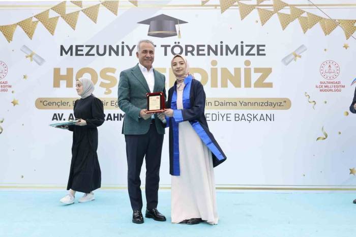 Başkan Dursun, Liseli Gençlerin Mezuniyet Mutluluğuna Ortak Oldu