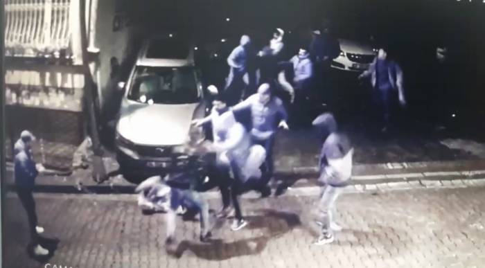 İstanbul’da Sosyal Medya Fenomenine Tekme Ve Yumruklu Saldırı Kamerada: Sanatçının 20 Bin Lirasını Gasp Ettiler