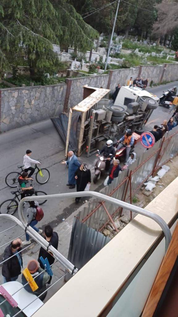 Beyoğlu’nda Kamyon Aşırı Yük Nedeniyle Yan Yattı