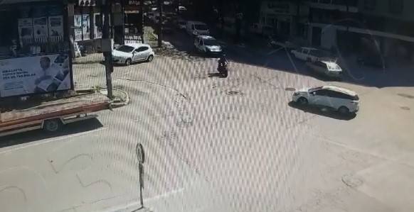 Motosikletiyle Otomobile Böyle Çarptı, Altında Kalmaktan Son Anda Kurtuldu