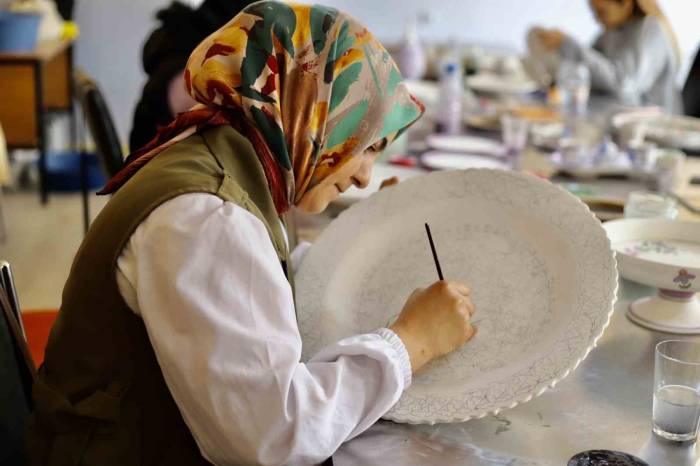 Çini Sanatıyla Tanışan Ağrılı Kadınlar Ortaya Eşsiz Güzellikte Eserler Çıkardı