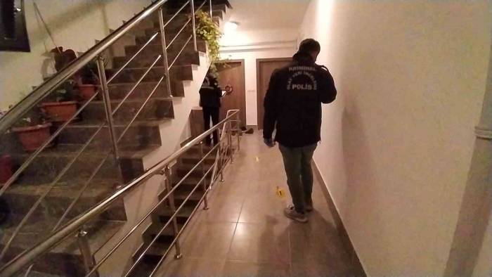 Apartmana Girip Evin Kapısını Kurşunladılar