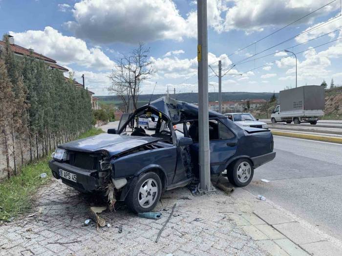 Eskişehir’de Virajı Alamayan Otomobil Ağaca Ve Direğe Çarparak Durabildi