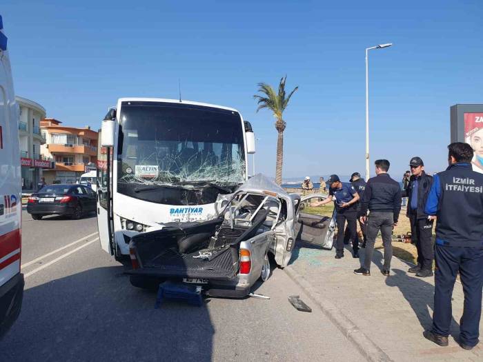 İzmir’de Midibüs İle Pikap Çarpıştı: 1 Ölü, 6 Yaralı