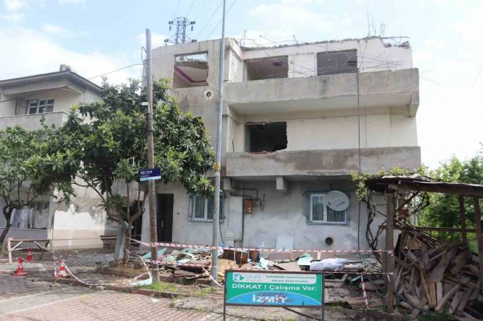 1999 Depreminde Ağır Hasar Alan Bina Yıkılıyor