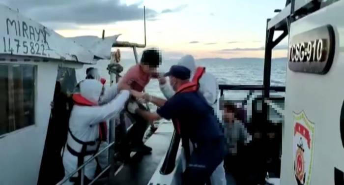 Kaçak Göçmenler Tekneleri Batmak Üzereyken Son Anda Kurtarıldılar