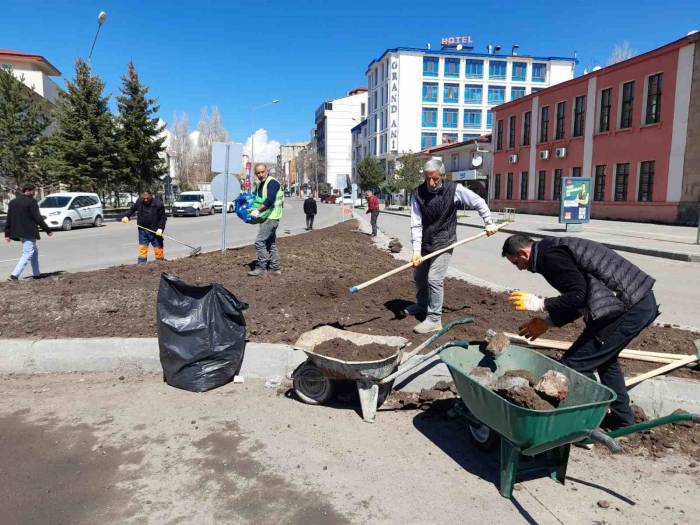 Kars’ta Park, Bahçe Ve Refüjler Çiçek Açıyor