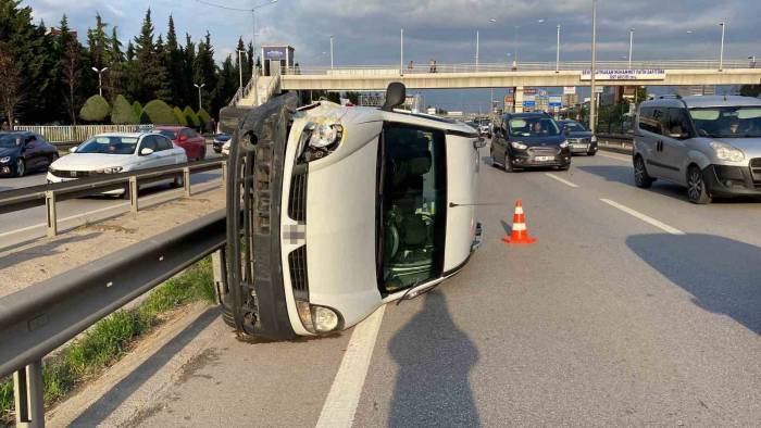 Hafif Ticari Araç Taksiye Çarpıp Takla Attı: 3 Yaralı