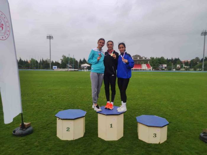 Karslı Atletler Madalyaları Topladı