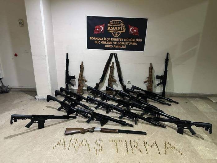 İzmir’de Uyuşturucu Madde Ve Çok Sayıda Silah Ele Geçirildi