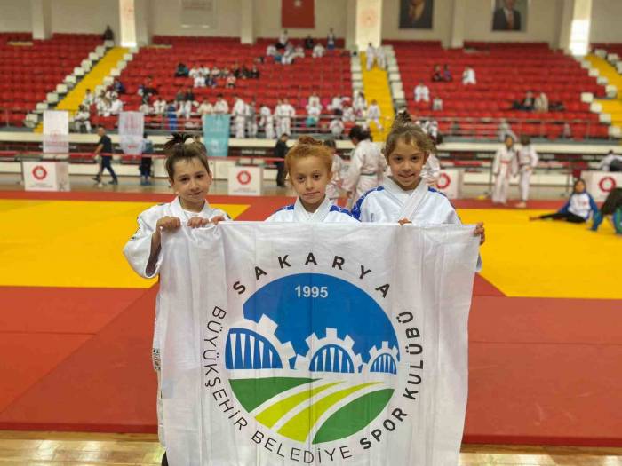 Sakarya Büyükşehir Sporcusu Kürsüyü Boş Bırakmadı