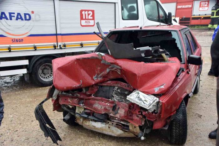 Sinop’ta Otomobil Traktörle Çarpıştı: 2 Yaralı