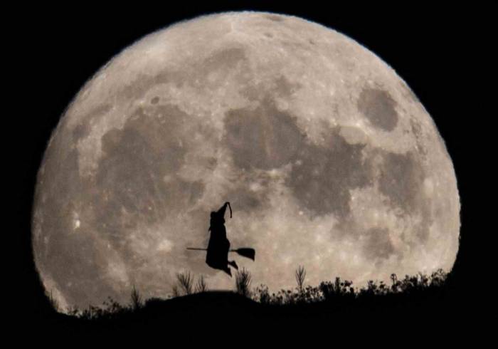 Parçalı Ay Tutulmasını Eğlenceye Dönüştürdüler