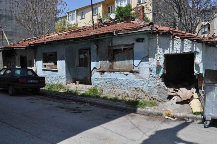 Metruk Binaya Dadanan Tinerciler Vatandaşı İllallah Ettirdi