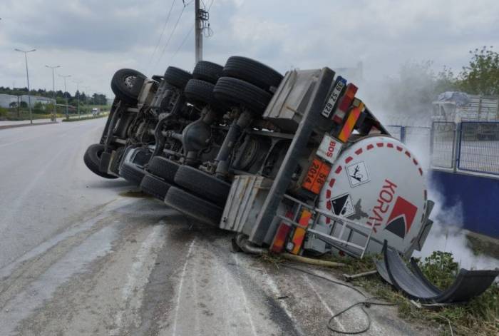 Bandırma’da Kimyevi Madde Yüklü Tanker Devrildi: 1 Yaralı