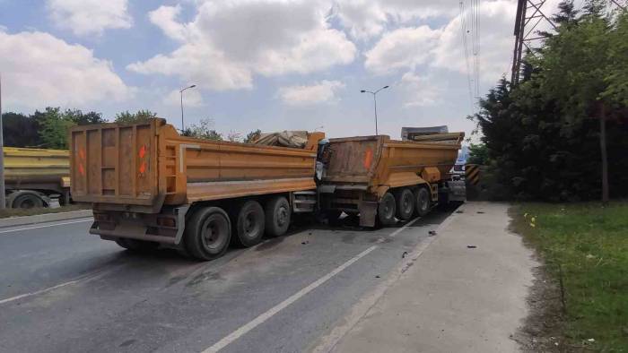 Başakşehir’de 2 Hafriyat Kamyonu Çarpıştı, 3 Kişi Yaralandı