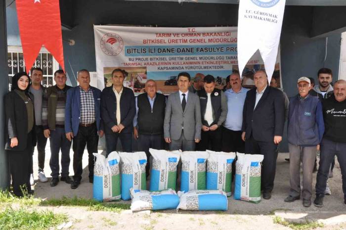 Güroymak’ta 25 Çiftçiye 13 Bin 600 Kilogram Fasulye Tohumu Dağıtıldı