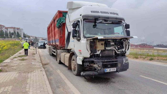Tır Önce Kamyonete Sonra Hafif Ticari Araca Çarptı: 1 Yaralı