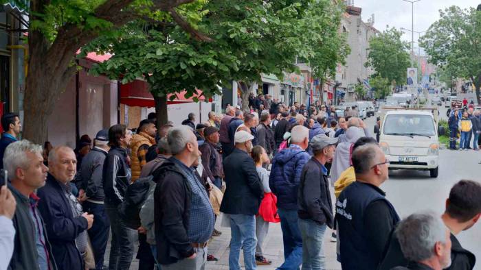 Onlarca Kişi Yangını Film İzler Gibi İzledi, Sosyal Medyadan Canlı Yayın Yaptı