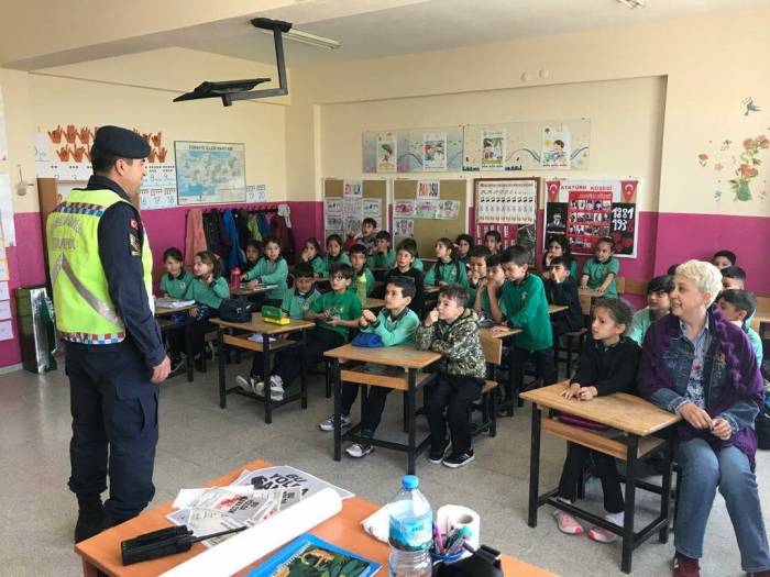 İzmir’de Jandarmadan Öğrencilere Trafik Eğitimi